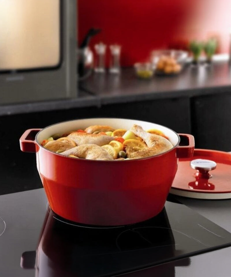 402208 - Pyrex Gjutjärnsgryta röd 3,6L-lifestyle.jpg
