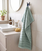 90005657 - Gripsholm Petrol handduk-lifestyle.jpg
