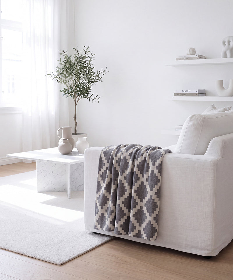 90009305 - Grå pläd Adriana - lifestyle (1).jpg