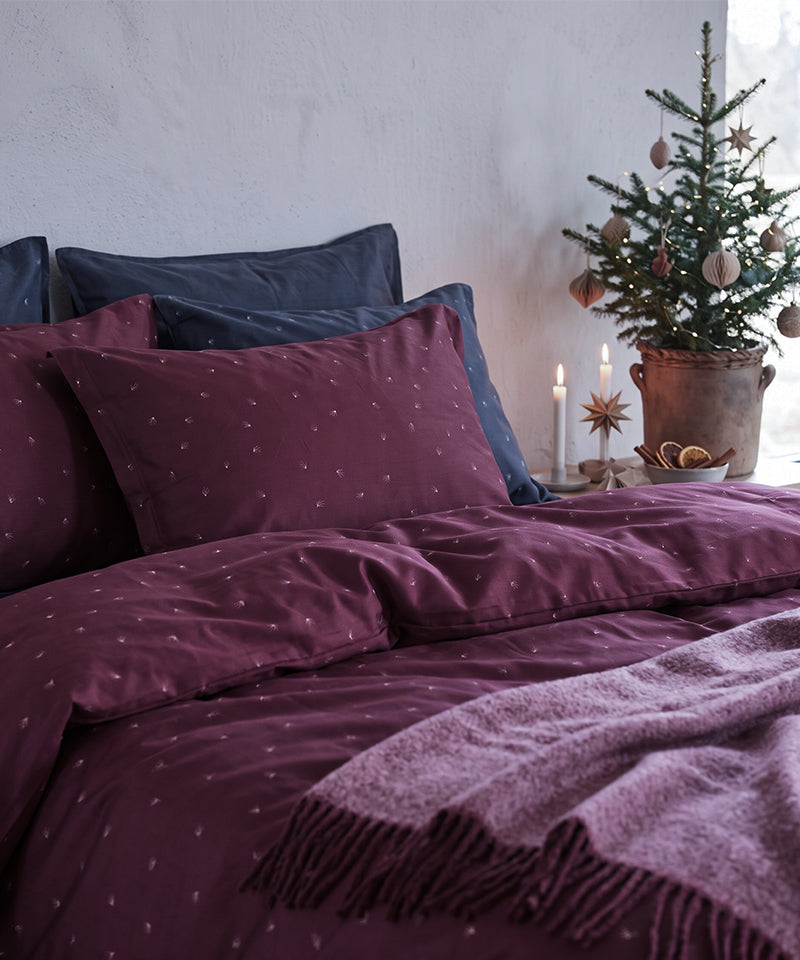 91741539 - Liseb röd bäddsett-lifestyle (1).jpg