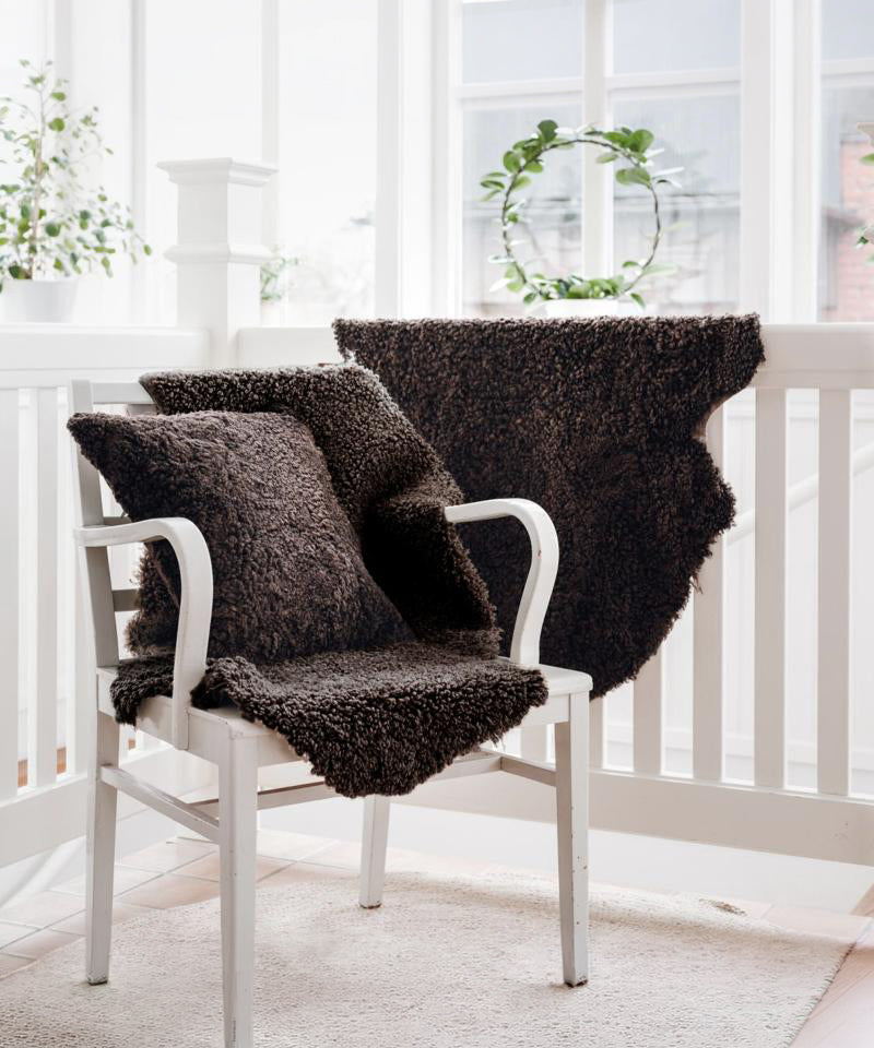 LA30186 - Brown Melange curly fårskinn - lifestyle (1).jpg